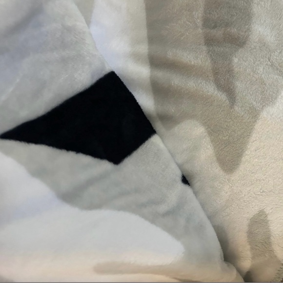 NEW Victoria's Secret PINK Camo Cozy Multi Gray Throw Blanket 50 x 60 - Picture 6 of 9